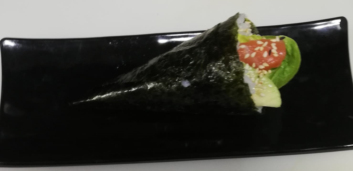 111.Temaki con salmon