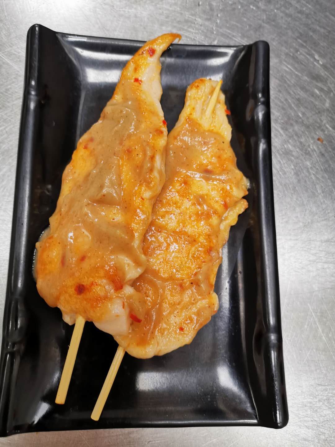 27.Pincho de pollo con salsa de cacahuete